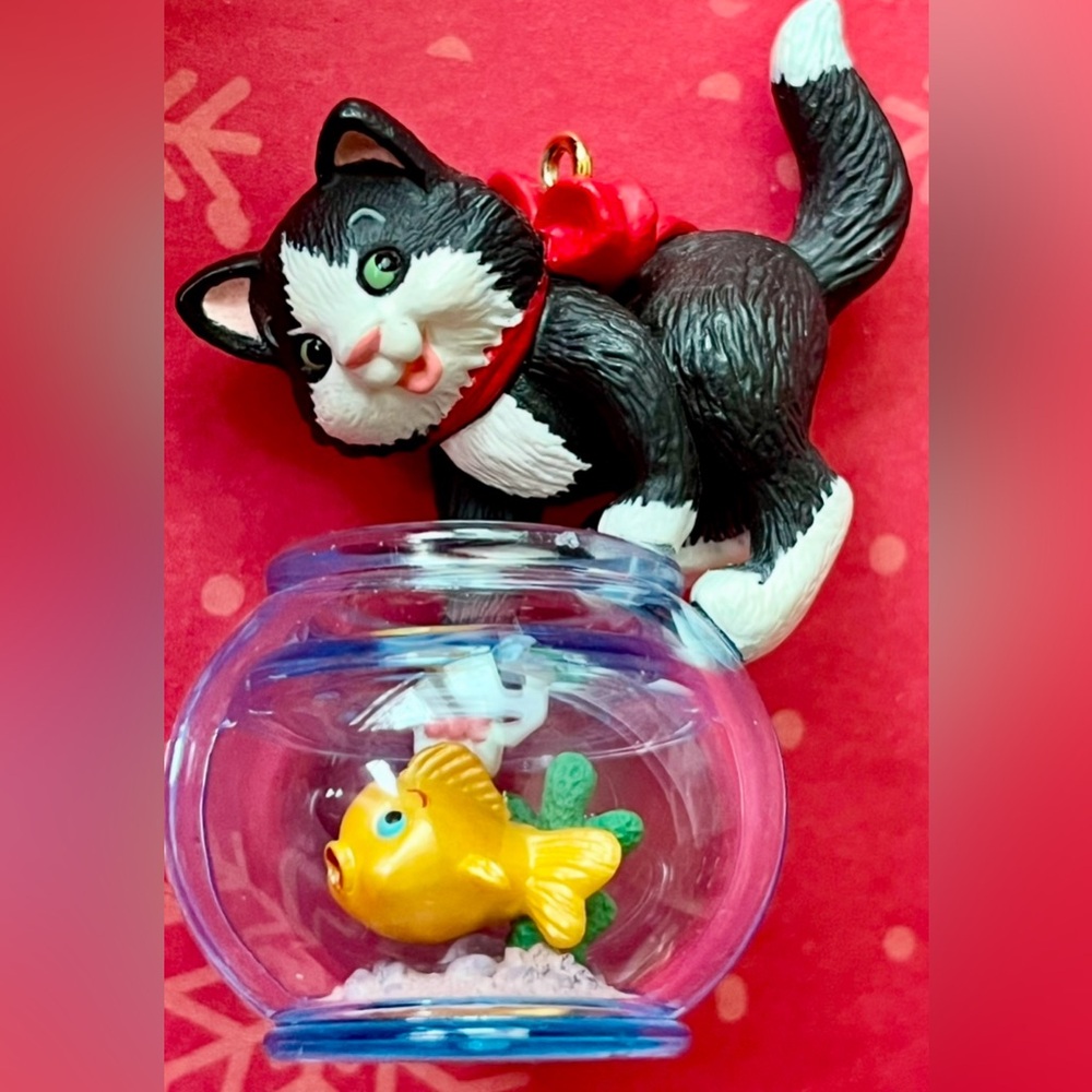 Mischievous Kittens 1999 Hallmark Keepsake Christmas Tree Ornament QX6427